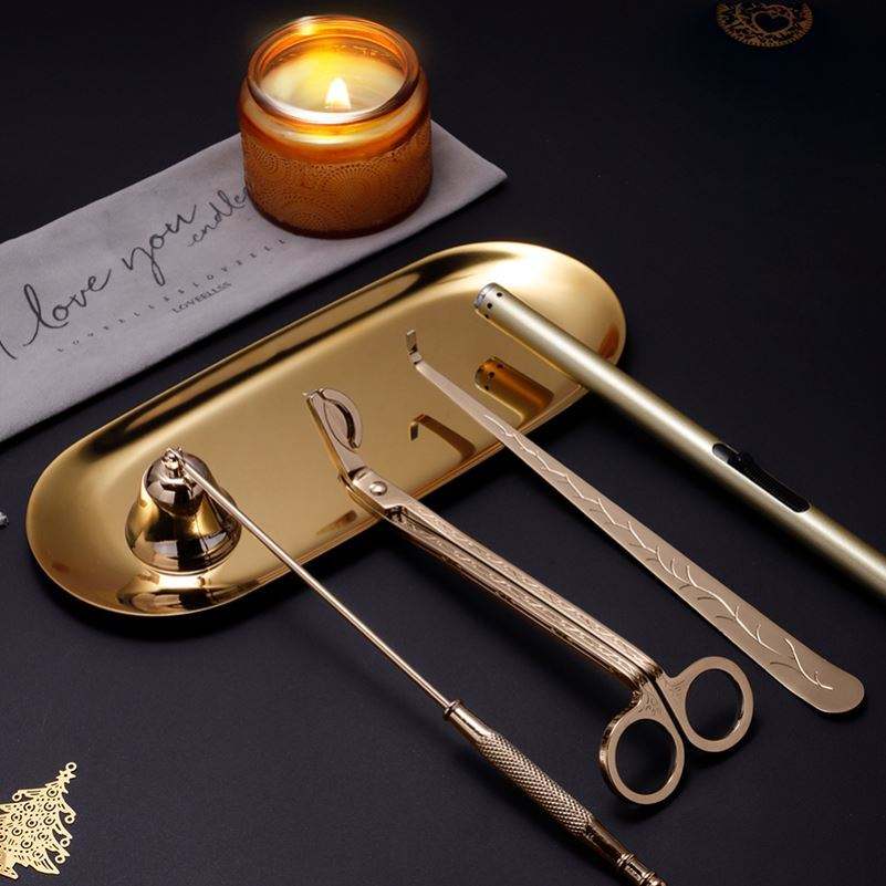 Set d’entretien pour bougies ERMITUS avec cinq accessoires dorés et plateau de présentation