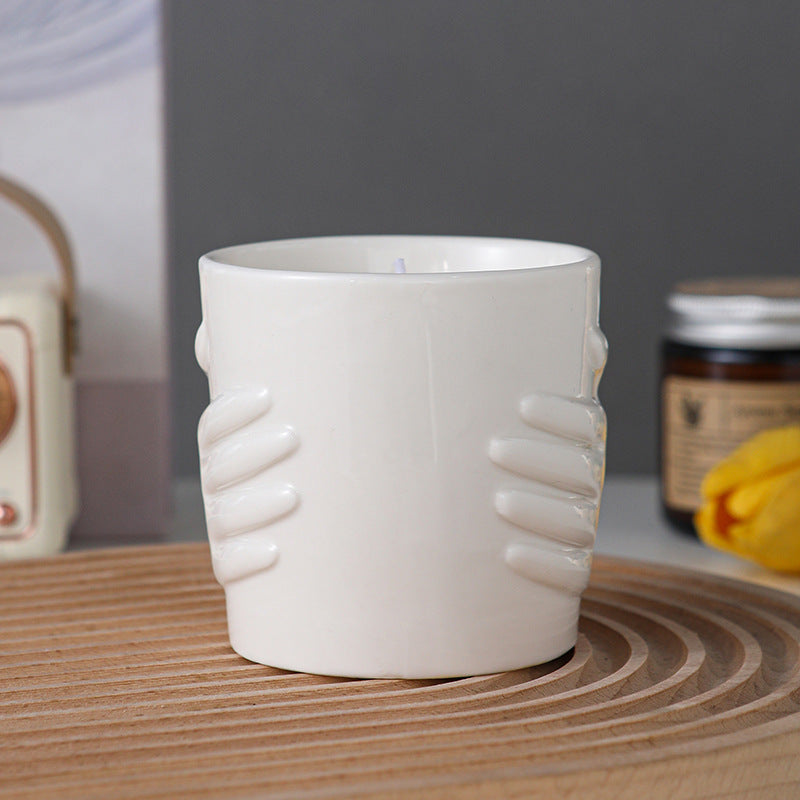 Bougie crème vanillée ERMITUS en céramique blanche avec mains sculptées
