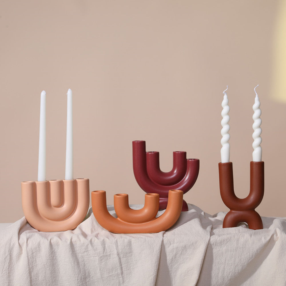 Bougeoir en céramique ERMITUS aux formes sculpturales, présenté avec plusieurs bougies