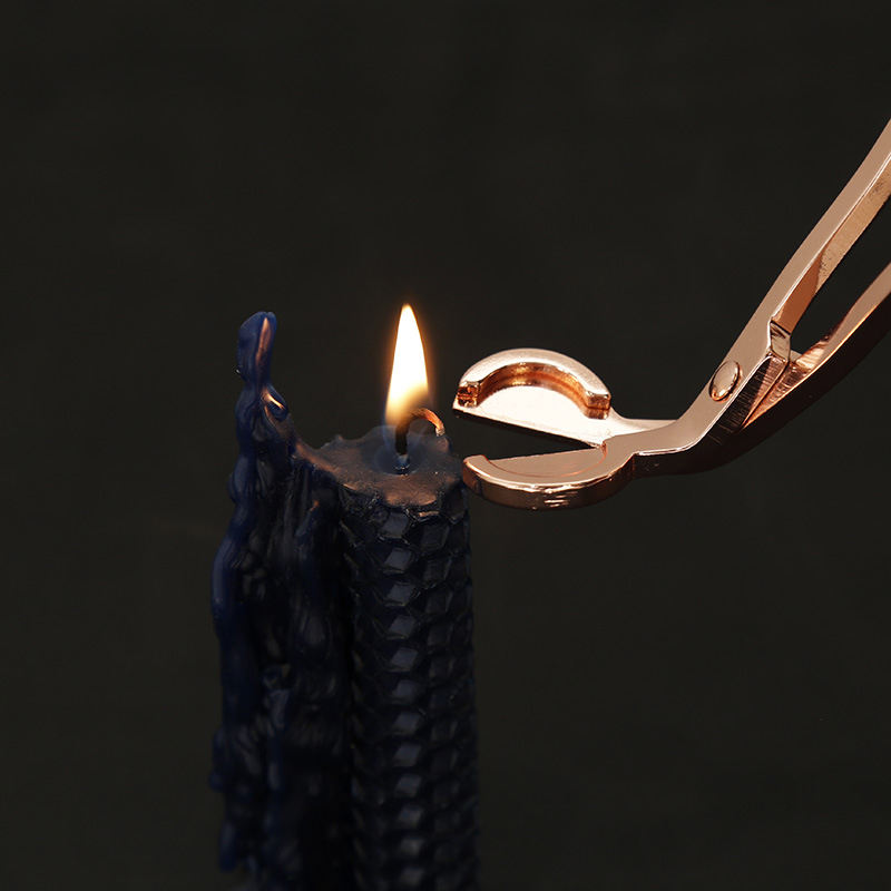 Coupe-mèche ERMITUS doré pour entretenir la mèche des bougies avec précision