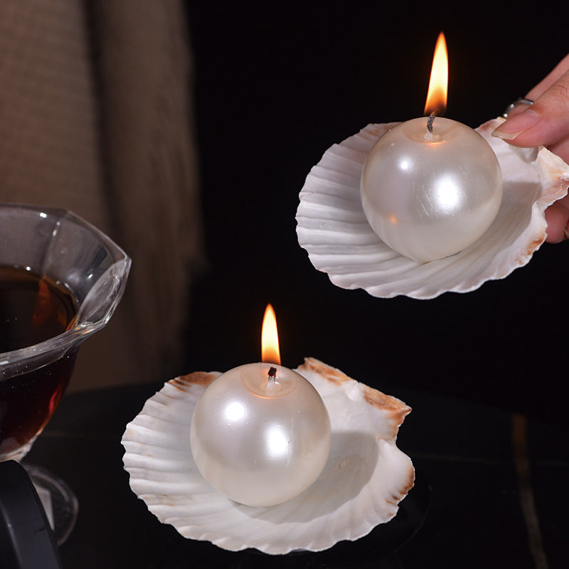Bougie perle ERMITUS en cire de soja nichée dans une véritable coquille naturelle