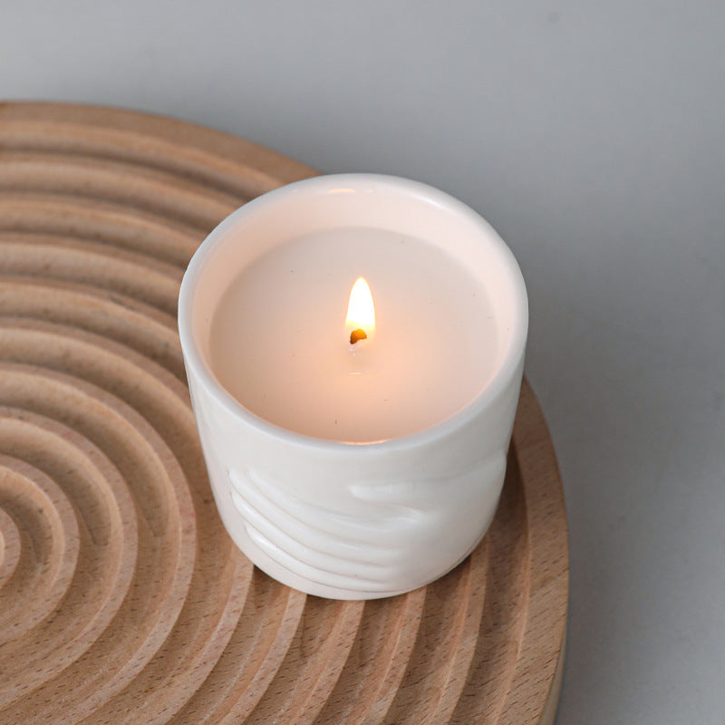 Bougie crème vanillée ERMITUS allumée dans son écrin en céramique sculptée