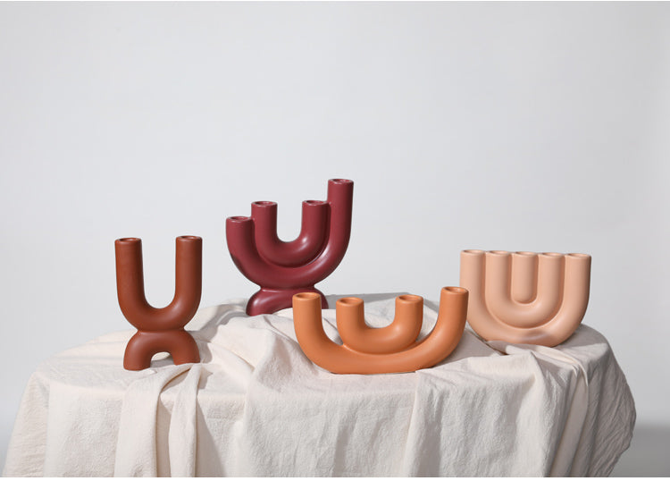 Bougeoirs ERMITUS en céramique aux formes organiques, présentés dans une décoration élégante