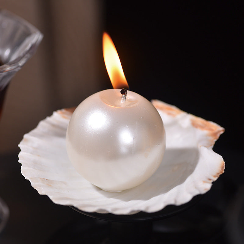 Bougie perle ERMITUS en cire de soja dans une coquille naturelle aux détails délicats
