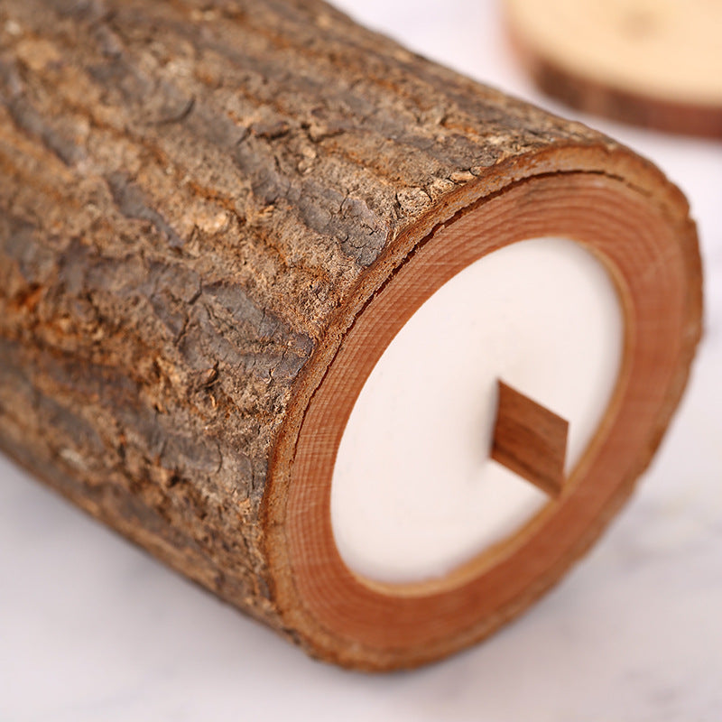 Détail de l’écrin en bois naturel de la bougie ERMITUS
